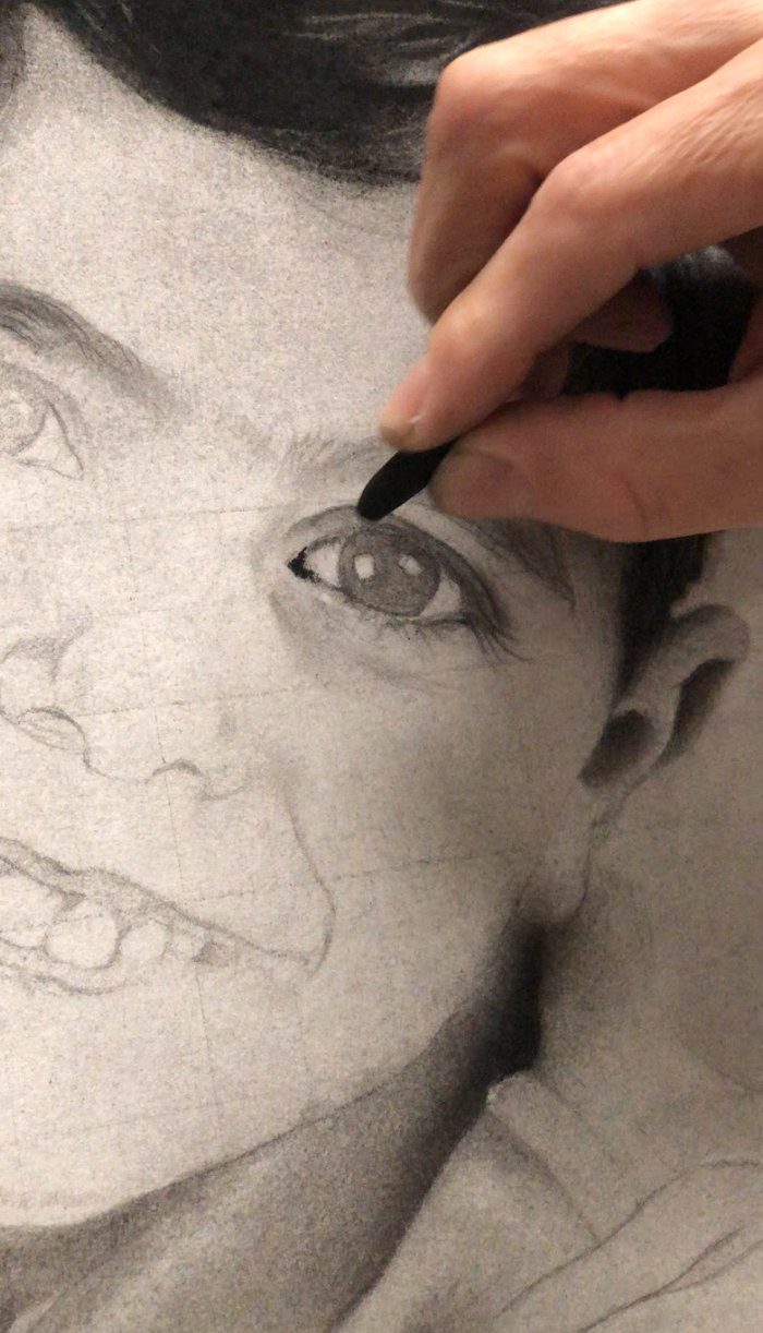 Dibujando a carboncillo el lagrimal del ojo izquierdo de Oliver