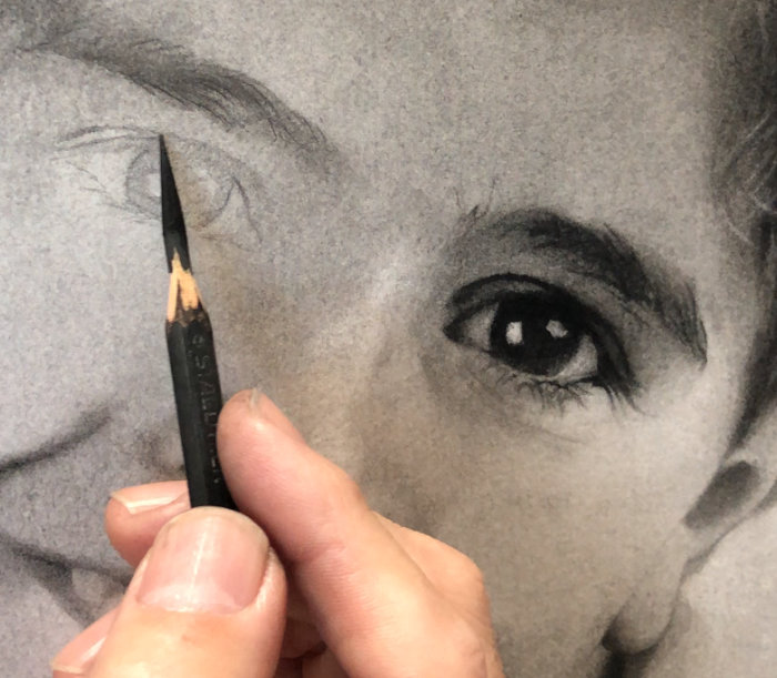 Dibujando a carboncillo el ojo derecho de Oliver