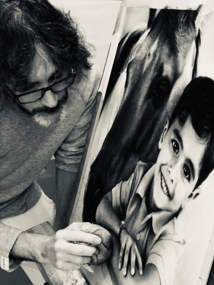 Piero Horna dibujando a carboncillo el retrato de Oliver y su caballo